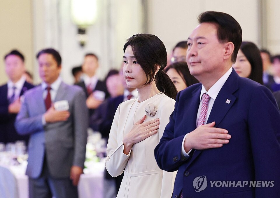 싱가포르를 방문한 윤석열 대통령과 김건희 씨가 9일 오후(현지시간) 싱가포르 샹그릴라 호텔에서 열린 동포 오찬 간담회에 참석해 국기에 경례하고 있다.(사진=연합뉴스)