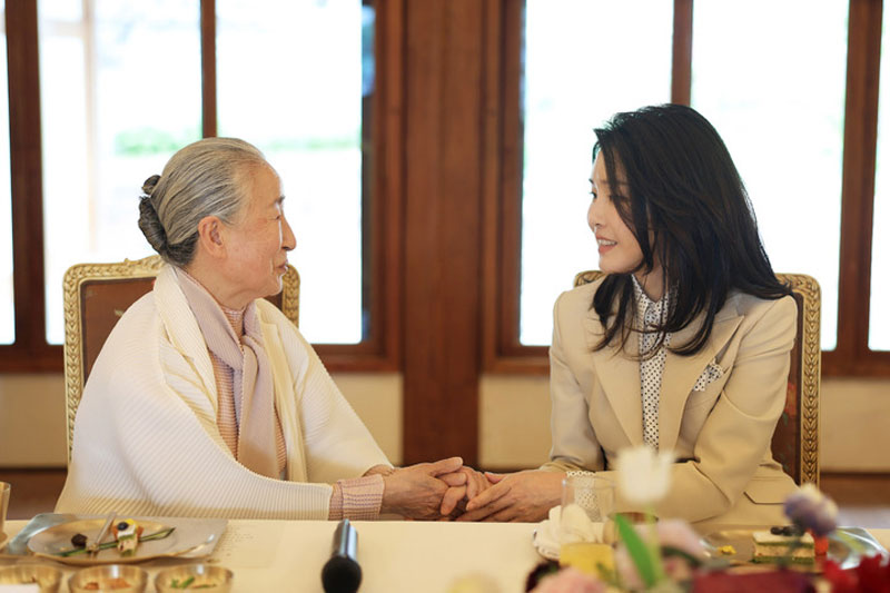윤석열 대통령 부인 김건희 여사가 2023년 4월 4일 청와대 상춘재에서 열린 국가무형문화재 전통공연·예술 분야 전승자 오찬에서 국가무형문화재 가야금산조 및 병창 보유자인 이영희 명인과 대화하고 있다. (사진 제공=대통령실)