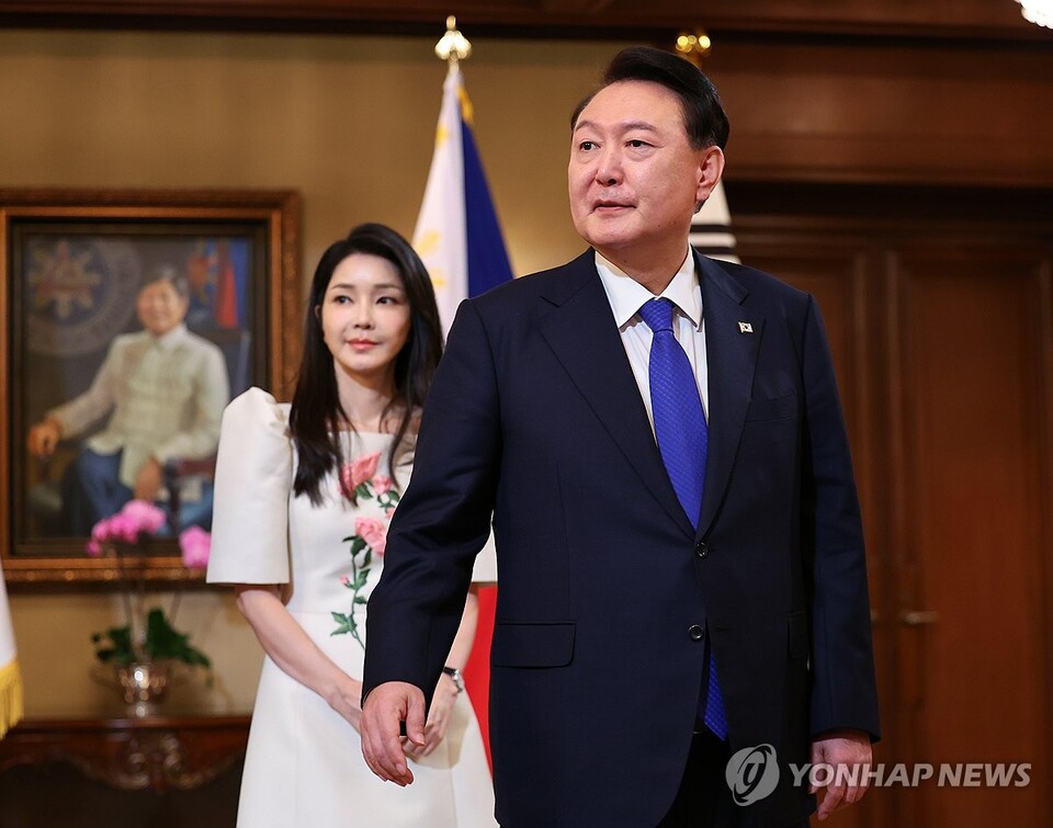 윤석열 대통령과 김건희 여사가 7일(현지시간) 필리핀 마닐라 말라카냥 대통령궁에서 열린 오찬에 앞서 페르디난드 마르코스 필리핀 대통령 부부와 기념촬영을 마친 뒤 이동하고 있다. (마닐라=연합뉴스)