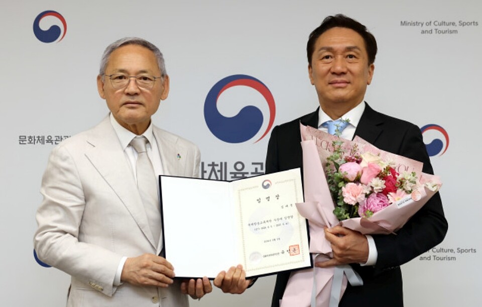 유인촌 문화체육관광부 장관이 지난 6월 5일 서울 종로구 국립현대미술관 서울관 회의실에서 김태정 아리랑TV 사장에게 임명장을 수여한 뒤 기념촬영을 하고 있다 (문화체육관광부)