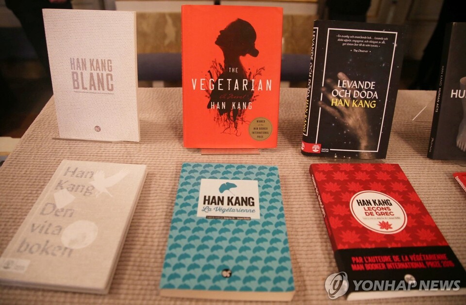 노벨문학상 수상 후 스웨덴 한림원에 한강 작가의 책들이 전시돼 있다. (스웨덴 스톡홀름 REUTERS/Tom Little=연합뉴스)