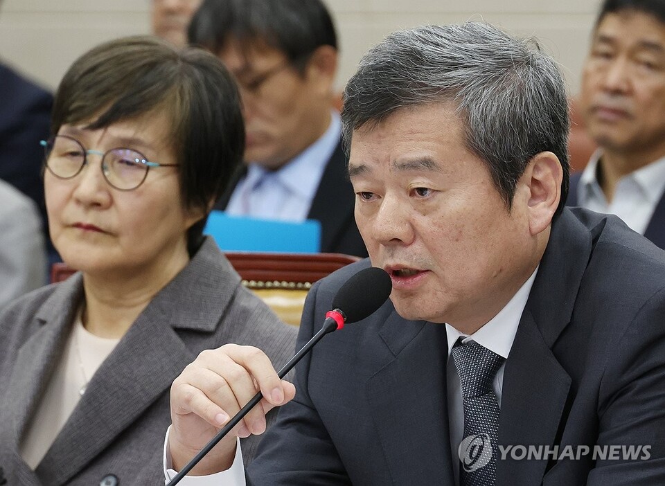 KBS 박민 사장이 14일 국회에서 열린 과학기술정보방송통신위원회 국정감사에서 의원 질의에 답변하고 있다.(사진=연합뉴스)