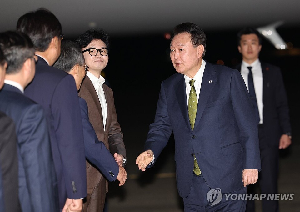 윤석열 대통령이 11일 성남 서울공항에서 필리핀, 싱가포르 국빈 방문 및 라오스 아세안 +3 회의를 마치고 귀국하며 국민의힘 한동훈 대표, 추경호 원내대표 등과 인사하고 있다. (성남=연합뉴스)