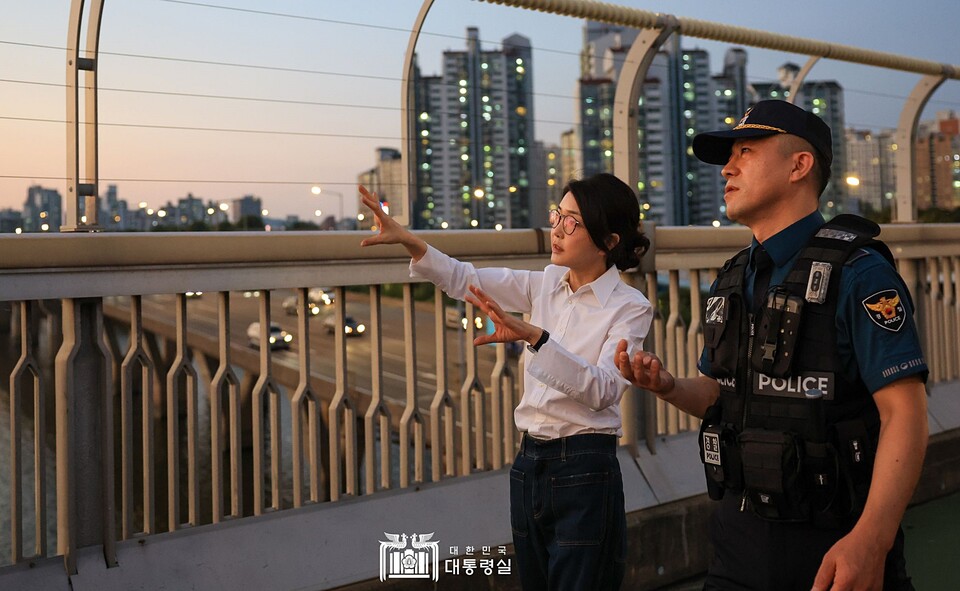 지난 9월 10일 윤석열 대통령 배우자 김건희 씨가 ‘세계 자살 예방의 날’을 맞아 119특수구조단 뚝섬수난구조대, 한강경찰대 망원치안센터, 용강지구대를 각각 방문해 현장 근무자를 격려하는 모습 (사진=대통령실 홈페이지)