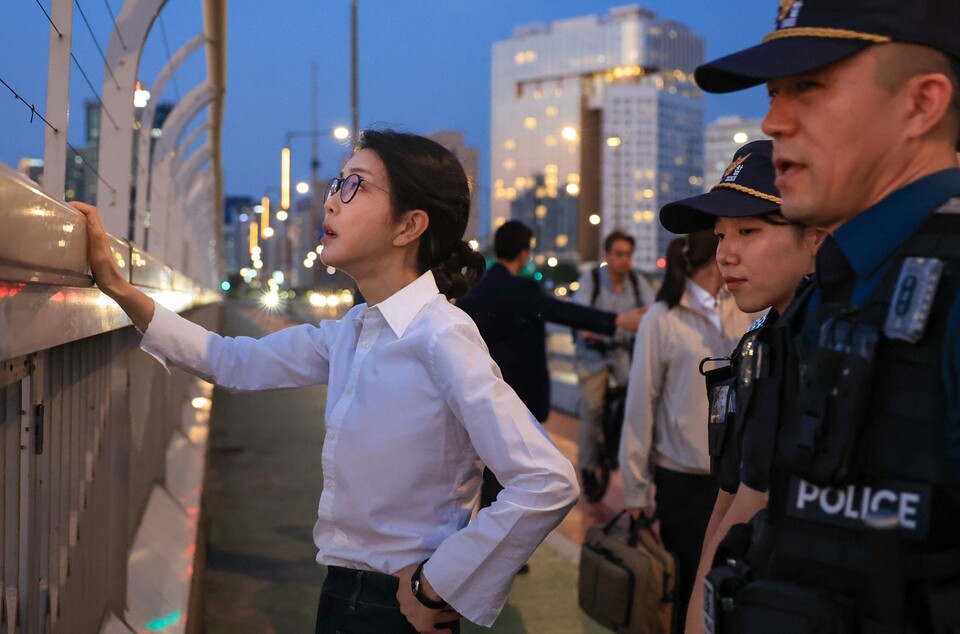 지난 9월 10일 윤석열 대통령 배우자 김건희 씨가 ‘세계 자살 예방의 날’을 맞아 119특수구조단 뚝섬수난구조대, 한강경찰대 망원치안센터, 용강지구대 등을 방문해 현장 근무자를 격려하는 모습 (사진=대통령실 홈페이지)