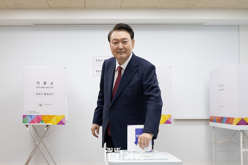 윤석열 대통령이 서울시교육감 보궐선거 투표 날인 16일 서울 용산구 용산공예관 투표소에서 투표하고 있다. 김건희 씨는 동행하지 않았다 (사진=대통령실 홈페이지)
