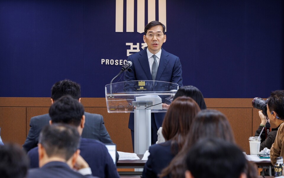 조상원 서울중앙지검 4차장이 17일 오전 서울 서초구 서울중앙지검에서 윤석열 대통령 부인 김건희 여사의 도이치모터스 시세조종 가담 의혹 사건 관련 수사결과를 발표하고 있다 (사진=연합뉴스)