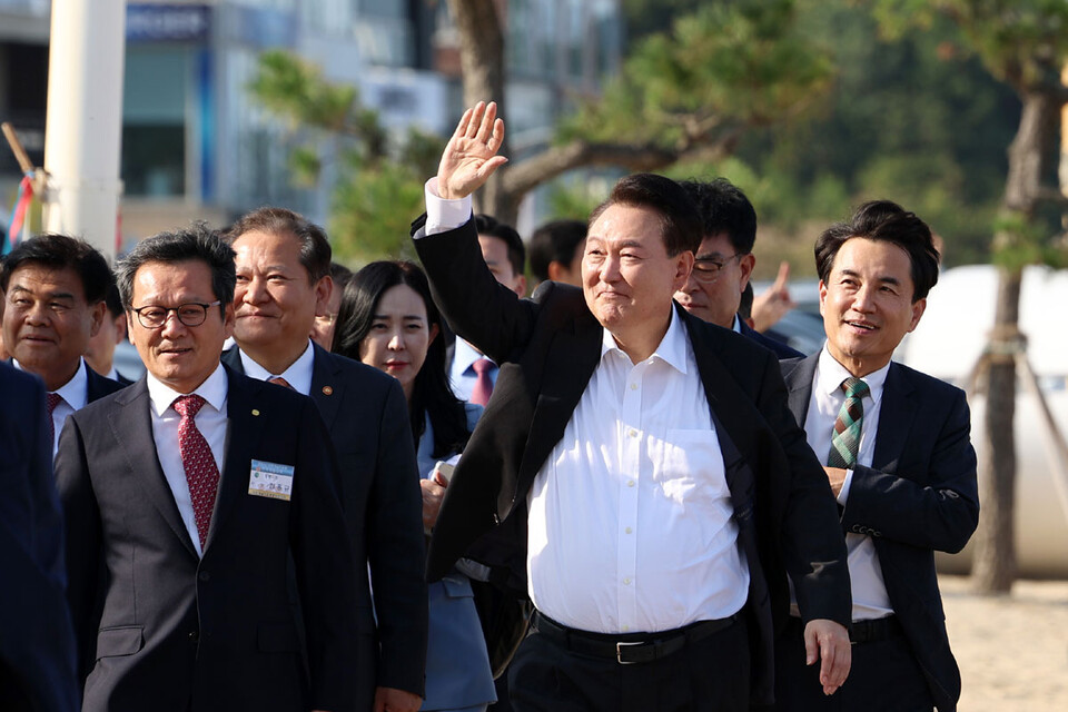 윤석열 대통령이 17일 오후 강원도 강릉시 강문해변을 찾아 이동하며 시민들을 향해 인사하고 있다.(사진=연합뉴스)