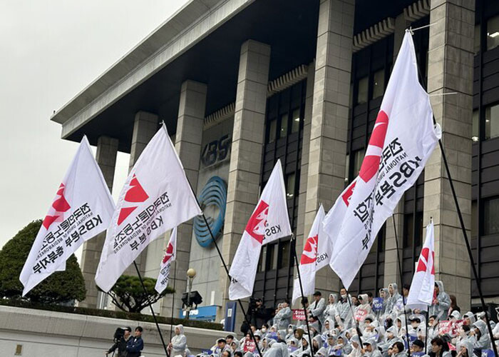 18일 언론노조 KBS본부가 서울 여의도 KBS본관 앞에서 '단체협약 쟁취 공영방송 사수 투쟁결의대회'를 열었다.(사진=미디어스)