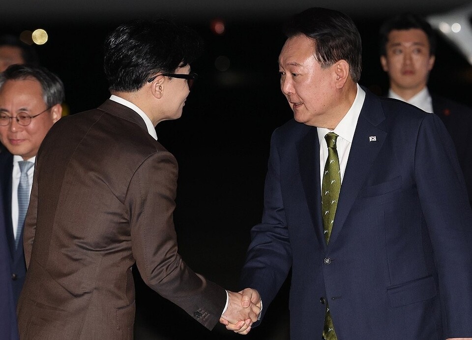 윤석열 대통령이 지난 11일 성남 서울공항에서 필리핀, 싱가포르 국빈방문 및 라오스 아세안 정상회의를 마치고 귀국하며 마중 나온 한동훈 국민의힘 대표와 악수하고 있다.(사진=연합뉴스)