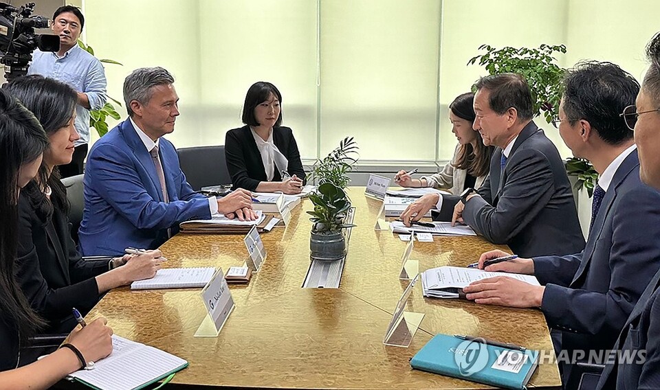 류희림 방송통신심의위원장이 2023년 9월 21일 양천구 목동 방송회관에서 마컴 에릭슨 구글 부사장과 만나 온라인상 불법·유해정보 근절을 위한 협력을 당부하고 있다. (서울=연합뉴스)