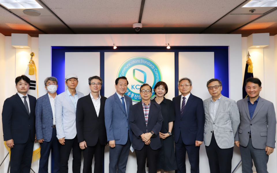 2024년 하반기 재보궐선방심의위원. 오른쪽에서 두 번째가 한정석 위원이다.(사진=방통심의위)