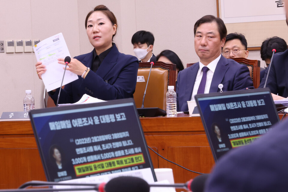 '김건희 공천개입 의혹'을 제기한 강혜경 씨가 21일 오후 국회에서 열린 법제사법위원회의 대검찰청 대상 국정감사에서 답변을 하고 있다.(사진=연합뉴스)
