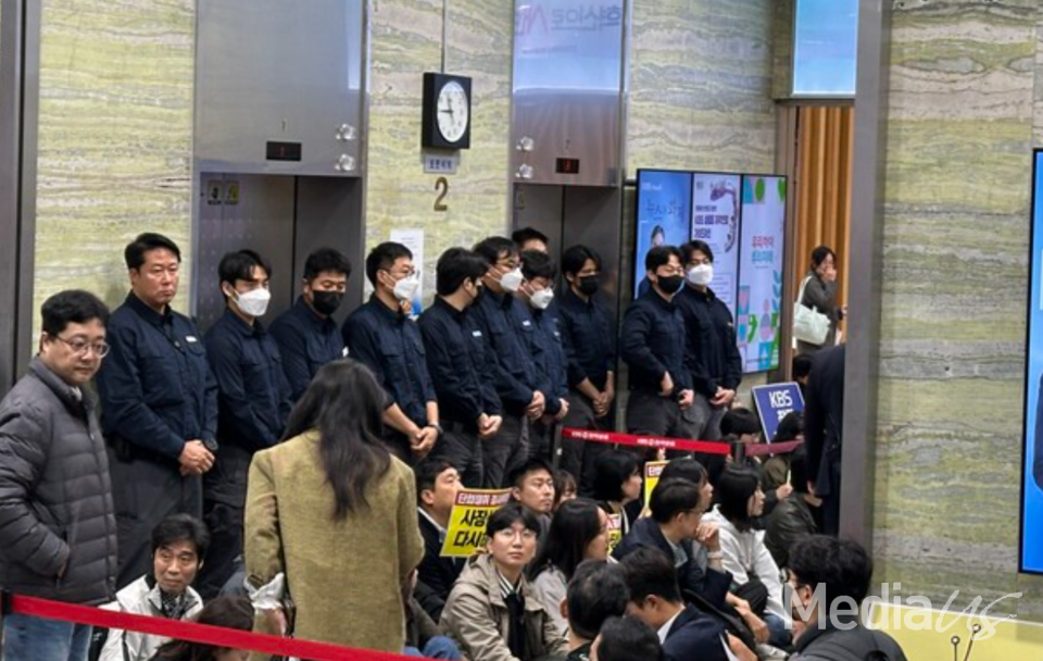 23일 오전 KBS 구성원들이 '사장 선임 절차 중단'을 촉구하며 이사회장으로 연결되는 KBS 본관 엘리베이터를 막고 있다.(사진=미디어스)