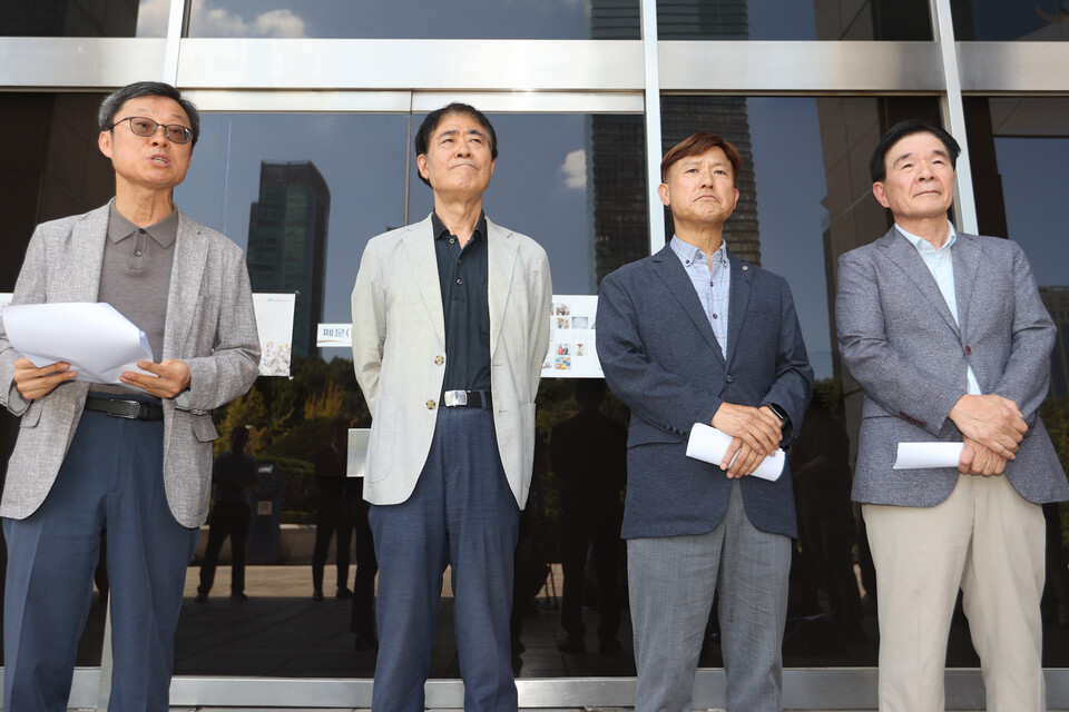 야권 추천 KBS 이사들(왼쪽부터 정재권, 이상요, 류일형, 김찬태 이사)이 4일 오후 여의도 KBS본관 앞에서 KBS 이사회 개최 및 이사장 선출 반대 기자회견을 열고 취재진 질문에 답하고 있다.(사진=연합뉴스)