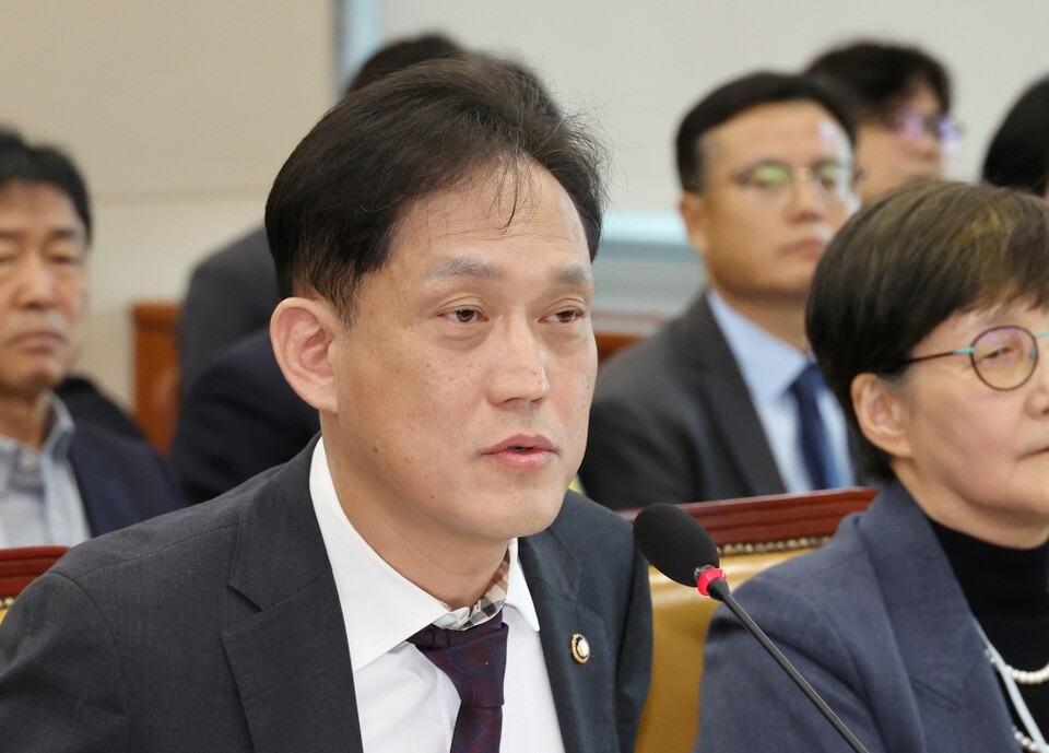 24일 오전 열린 국회 과학기술정보방송통신위원회의 국정감사에 출석한 김태규 방송통신위원회 위원장 직무대행이 의원 질의에 답변하고 있다 (사진=연합뉴스)