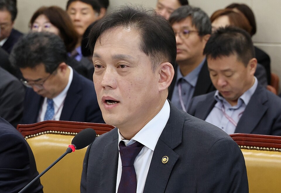 국회 과학기술정보방송통신위원회의 국정감사에 출석한 김태규 방송통신위원회 위원장 직무대행이 의원 질의에 답변하고 있다 (사진=연합뉴스)