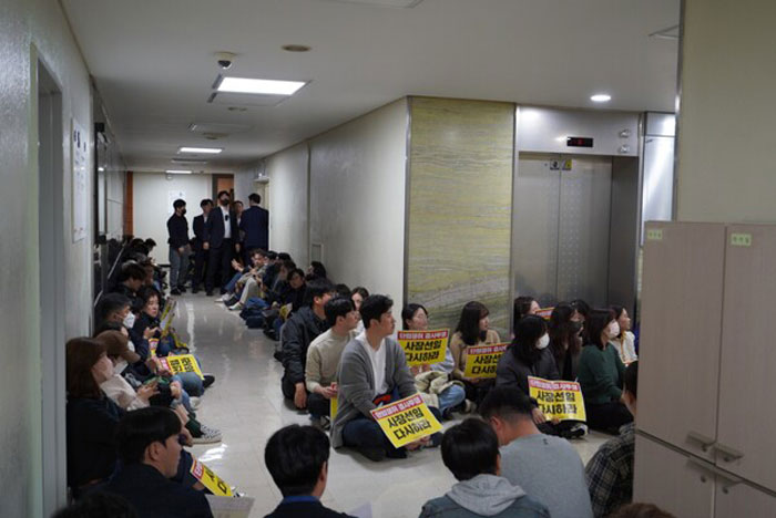 23일 서울 여의도 KBS사옥에서 KBS 구성원들이 이사회의 위법적 사장 선임 절차 강행을 비판하며 피켓 시위를 벌이고 있다 (사진=전국언론노동조합 KBS본부)