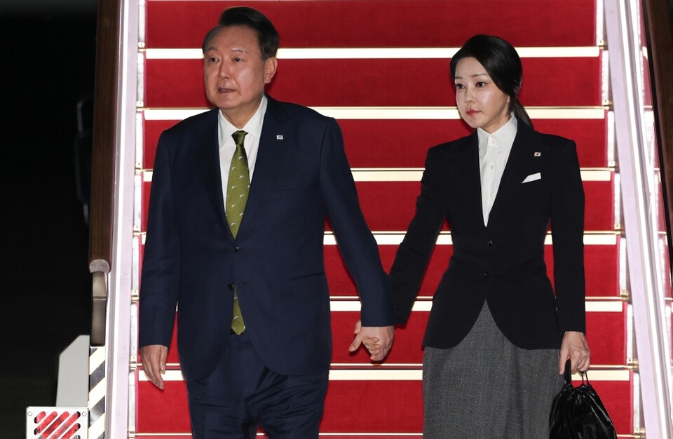 윤석열 대통령과 배우자 김건희 씨가 지난 11일 성남 서울공항에서 필리핀, 싱가포르 국빈 방문 및 라오스 아세안 +3 회의를 마치고 귀국하며 전용기인 공군 1호기에서 내리는 모습 (사진=연합뉴스)