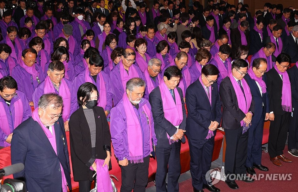 우원식 국회의장과 국민의힘 추경호 원내대표, 더불어민주당 박찬대 원내대표 등 참석자들이 29일 오전 서울 여의도 국회 의원회관에서 열린 10.29 이태원참사 2주기 국회 추모제에서 묵념하고 있다.(사진=연합뉴스)