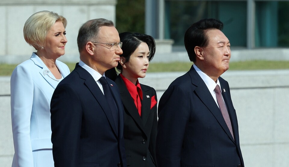 윤석열 대통령과 배우자 김건희 씨가 지난 24일 서울 용산 대통령실 앞 잔디마당에서 열린 안제이 두다 폴란드 대통령 국빈 방한 공식 환영식에 자리하고 있다 (대통령실통신사진기자단=연합뉴스)