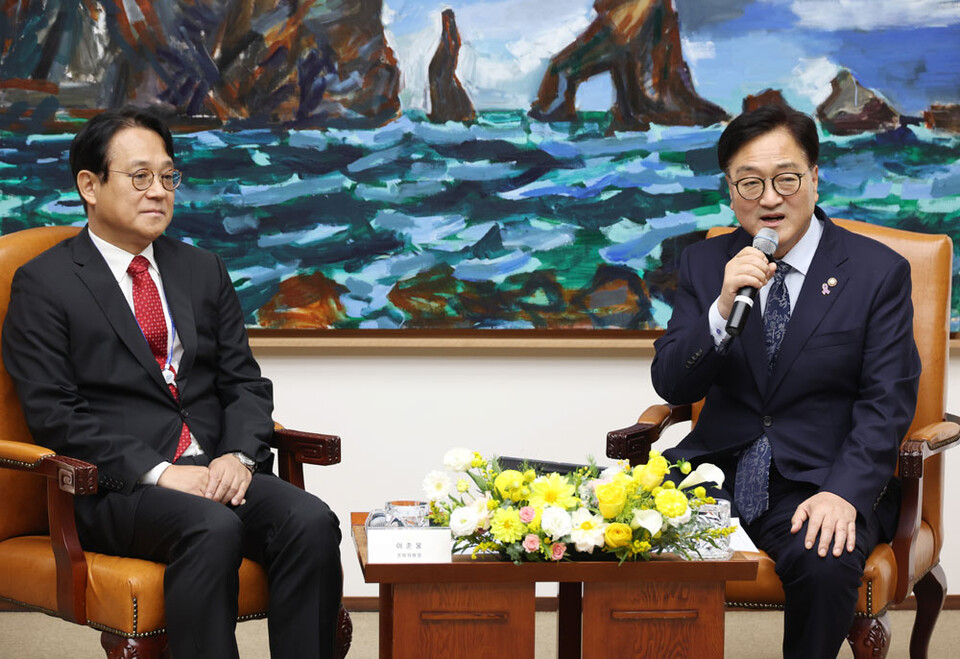 31일 국회 의장실에서 공영방송 지배구조 개선을 위해 열린 '방송법 범국민협의회 준비모임'에서 우원식 의장이 인사말을 하고 있다. 왼쪽은 준비위원장인 이준웅 서울대 언론정보학과 교수 (사진=연합뉴스)