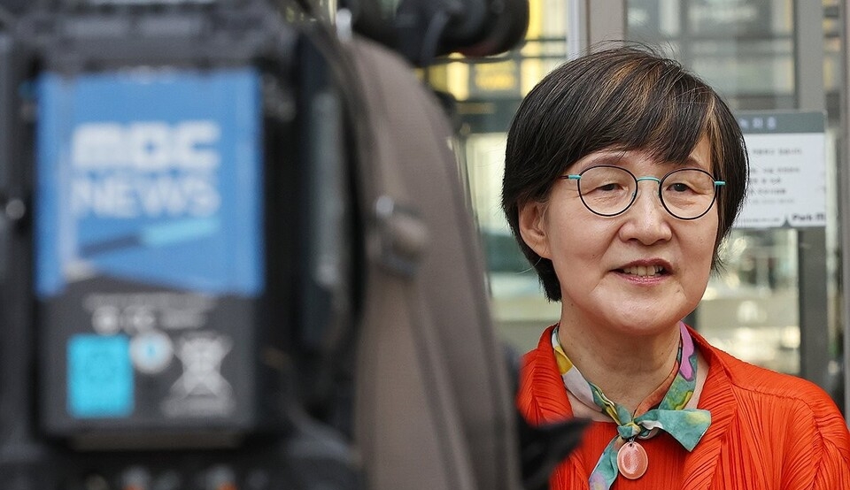 지난해 9월 11일 권태선 방송문화진흥회(방문진) 이사장이  서울 마포구 방문진 사무실로 향하기 전 취재진을 만나 입장을 밝히는 모습 (사진=연합뉴스)