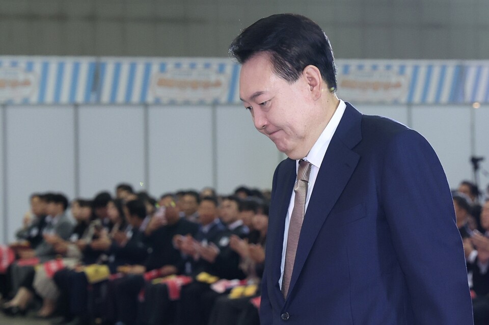 윤석열 대통령이 지난달 31일 경기도 고양시 킨텍스에서 열린 '2024 대한민국 소상공인대회 개막식'에 참석해 축사를 위해 단상으로 향하고 있다 (대통령실사진기자단=연합뉴스)