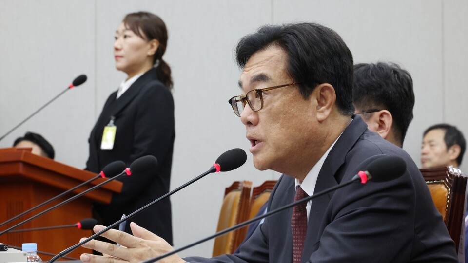 지난 1일 국회에서 열린 운영위원회의 대통령비서실과 국가안보실, 대통령 경호처 대상 국정감사에서 김 여사 공천 개입 의혹을 제기한 강혜경 씨가 증인으로 출석, 증언대에 서 있다. 오른쪽은 의원 질의에 답변 중인 정진석 대통령비서실장 (사진=연합뉴스)