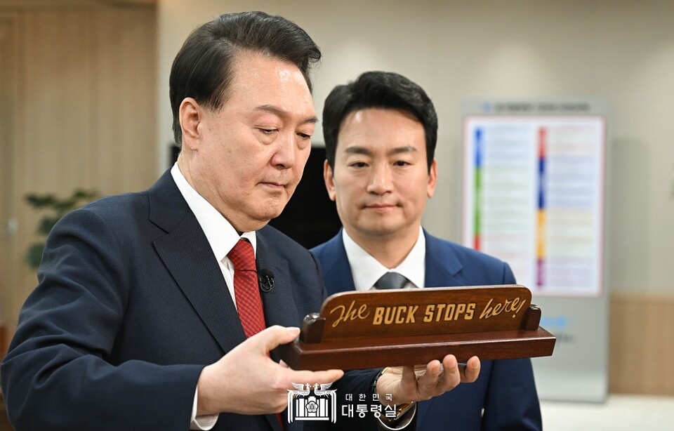 박장범 KBS 사장 후보자가 지난 2월 '뉴스9' 앵커로서 윤석열 대통령과 이야기를 나누는 모습 (사진=대통령실 홈페이지)