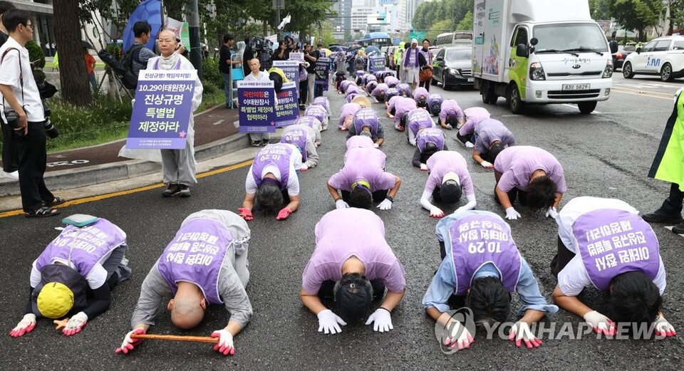 이태원 참사 발생 300일을 사흘 앞둔 지난해 8월 22일 오전 중구 서울광장에서 열린 '이태원 참사 진상규명 특별법 제정 촉구 및 300일 추모 4대 종교 삼보일배'에서 유가족과 종교인들이 삼보일배를 하고 있다. (서울=연합뉴스)