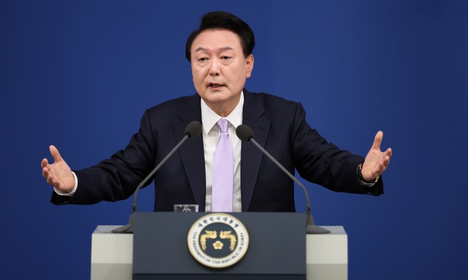윤석열 대통령이 7일 오전 서울 용산 대통령실 청사 브리핑실에서 열린 '대국민담화 및 기자회견'에서 질문에 답변하고 있다 (사진=연합뉴스)