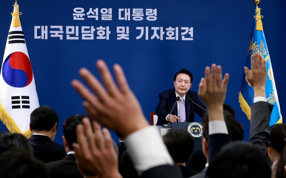 윤석열 대통령이 7일 오전 서울 용산 대통령실 청사 브리핑실에서 열린 '대국민담화 및 기자회견'에서 취재진의 질문을 받고 있다 (사진=연합뉴스)