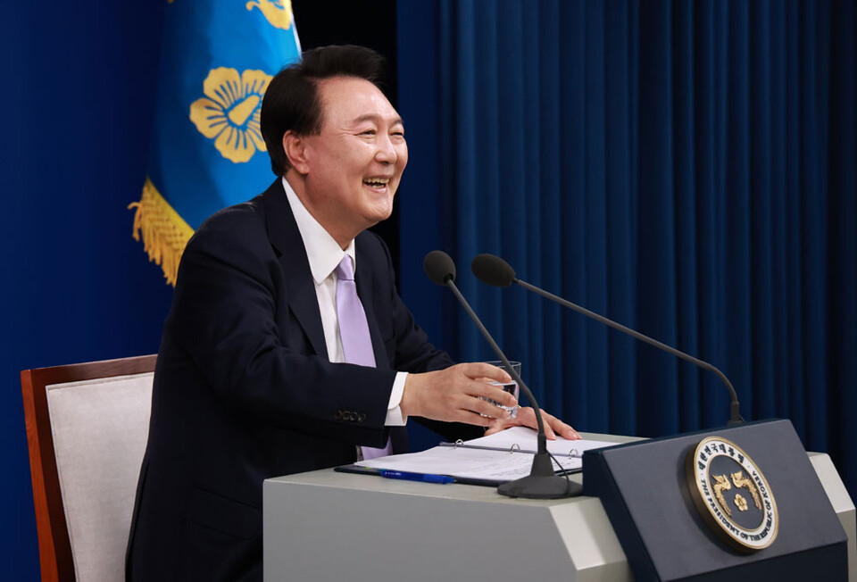 윤석열 대통령이 7일 오전 서울 용산 대통령실 청사 브리핑실에서 열린 '대국민담화 및 기자회견' 말미에 외신 기자로부터 추가 질문을 받으며 미소짓고 있다. (사진=연합뉴스)