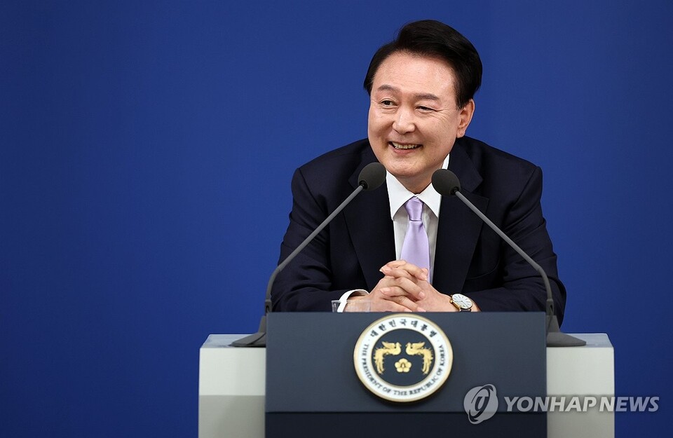 윤석열 대통령이 7일 오전 서울 용산 대통령실 청사 브리핑실에서 '대국민담화 및 기자회견' 중 질문에 답변하고 있다.(서울=연합뉴스)