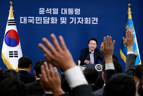 윤석열 대통령이 7일 오전 서울 용산 대통령실 청사 브리핑실에서 열린 '대국민담화 및 기자회견'에서 취재진의 질문을 받고 있다.(사진=연합뉴스)