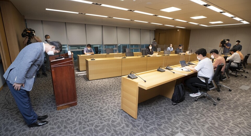 2021년 8월 당시 연합뉴스 조성부 사장이 기사형 광고를 포털에 송출한 사실에 대해 대국민 사과하는 모습 (사진=연합뉴스)