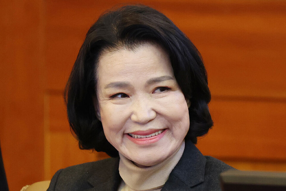 이진숙 방송통신위원장이 탄핵심사 1회 변론 참석을 위해 12일 오후 서울 종로구 헌법재판소 심판정에 앉아 미소를 보이고 있다. (사진=연합뉴스)