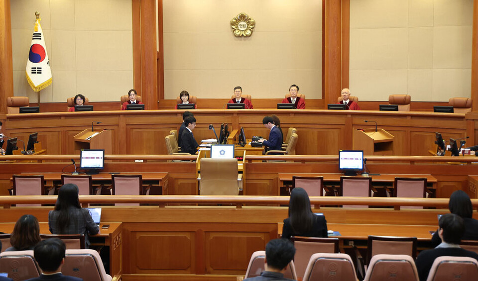 이진숙 방송통신위원장 탄핵심사 1회 변론이 열린 12일 오후 문형배 헌법재판소장 권한대행(왼쪽 네번째)을 포함한 헌법재판관들이 서울 종로구 헌법재판소 심판정에 앉아 있다.(사진=연합뉴스)