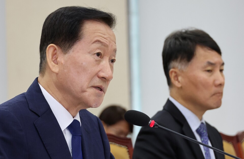 방송통신심의위원회 류희림 위원장(왼쪽)과 이현주 사무총장이 국회 과학기술정보방송통신위원회 회의에 참석한 모습 (사진=연합뉴스)