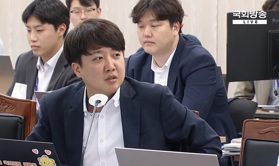 이준석 개혁신당 의원이 8일 과학기술정보통신부 국정감사에서 제4이동통신사 정책과 관련해 질의하고 있다 (국회방송 유튜브 중계화면)