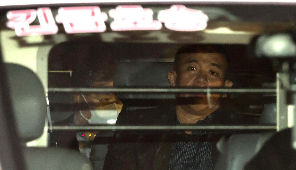 김건희 여사 공천개입 의혹과 미래한국연구소 불법 여론조사 의혹의 핵심 인물인 명태균 씨가 14일 구속 전 피의자 심문(영장실질심사)을 마치고 창원지방법원을 나서고 있다. 법원은 15일 새벽 명 씨에 대해 구속영장을 발부했다 (사진=연합뉴스)