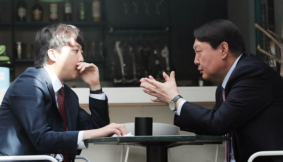 2021년 11월 6일 당시 국민의힘 이준석 대표(왼쪽)와 윤석열 대선 후보가 서울 마포구 한 음식점에서 오찬에 앞서 대화하는 모습 (사진=연합뉴스)