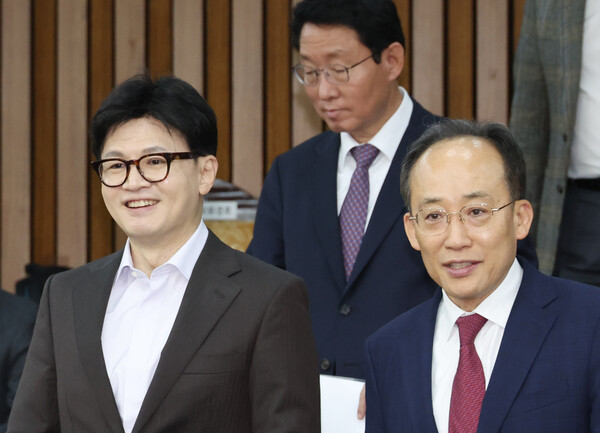 국민의힘 한동훈 대표와 추경호 원내대표가 12일 국회에서 열린 '이재명 민주당의 사법방해저지 긴급대책회의'에 입장하고 있다.(사진=연합뉴스)