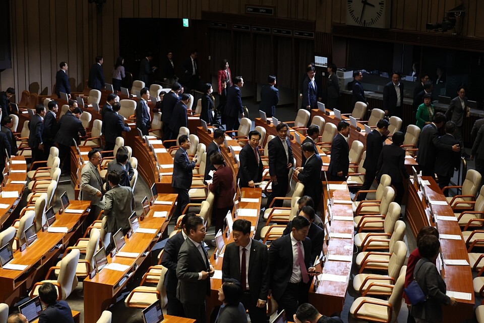 국민의힘 의원들이 14일 서울 여의도 국회 본회의에서 '검건희 특검법' 상정을 앞두고 퇴장하고 있다 (사진=연합뉴스)