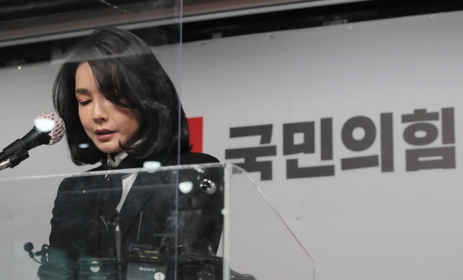 2021년 12월 26일 당시 윤석열 대선 후보 배우자 김건희 씨가 서울 여의도 국민의힘 당사에서 자신의 허위 이력 의혹과 관련해 사과하는 모습 (사진=연합뉴스)