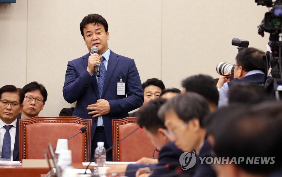외식사업가 백종원 더본코리아 대표이사가 2018년 10월 12일 국회에서 열린 산업통상자원중소벤처기업위원회 국정감사에 참고인으로 출석, 의원들의 질의에 답하고 있다. (서울=연합뉴스)