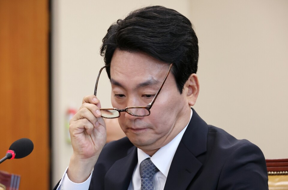 박장범 KBS 사장후보자가 18일 오전 국회 과학기술정보방송통신위원회에서 열린 인사청문회에서 의원들의 질의를 경청하던 중 자료를 살피기 위해 안경을 쓰고 있다 (사진=연합뉴스)