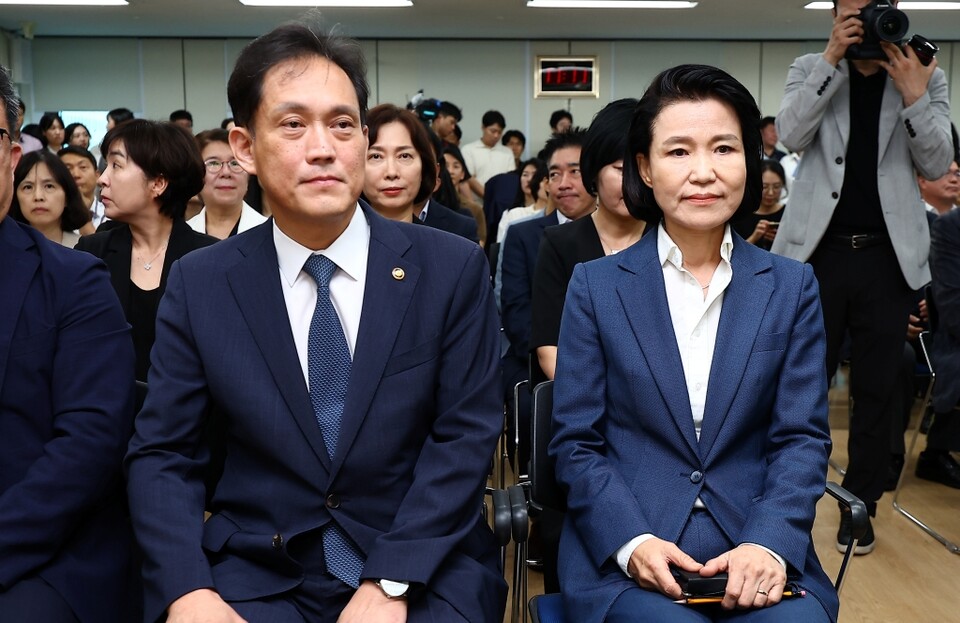 지난 7월 31일 방송통신위원회 이진숙 위원장(오른쪽)과 김태규 상임위원이 정부과천청사에서 열린 취임식에 나란히 앉아있는 모습 (사진=연합뉴스)