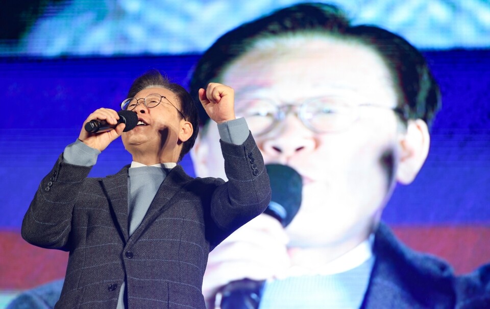 더불어민주당 이재명 대표가 지난 16일 오후 서울 광화문 북측광장 인근에서 열린 '김건희 윤석열 국정농단 규탄·특검 촉구 제3차 국민 행동의 날' 장외 집회에서 연단에 올라 발언하고 있다 (사진=연합뉴스)